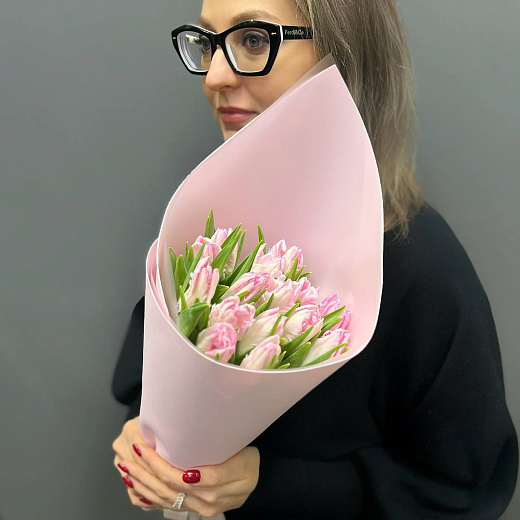 Букет из 15 розовых сортовых тюльпанов в розовом фоамиране с доставкой в Москве