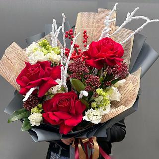 Авторский букет с французской розой, илексом и скимией