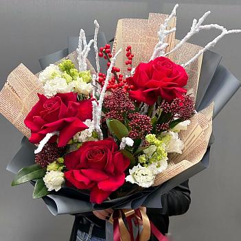 Авторский букет с французской розой, илексом и скимией