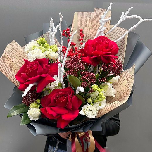 Авторский букет с французской розой, илексом и скимией с доставкой в Москве