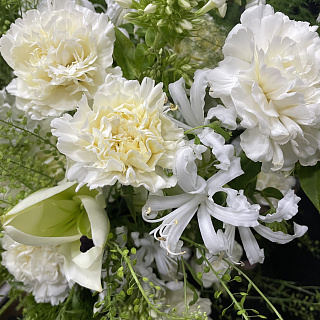 Авторский микс с белыми лилиями, гортензией, гвоздиками, каллами, кустовыми розами и декоративной зеленью