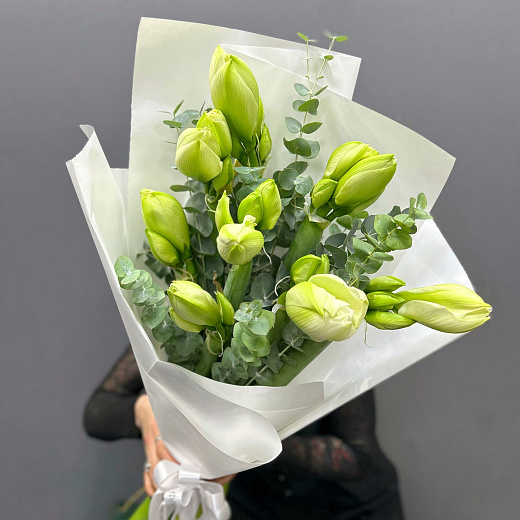 Монобукет из 9 белых амариллисов с эвкалиптом по лучшей цене в Москве Монобукет из 9 белых амариллисов с эвкалиптом с доставкой в Москве