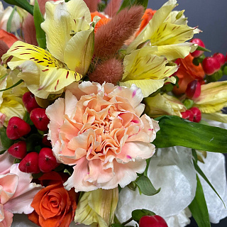 Букет в коробке с кустовой розой, гвоздикой, альстромерией и гиперикумом