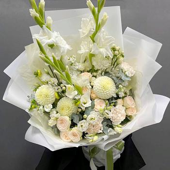 Сезонный микс с гладиолусами, симфорикарпусом и георгиной 