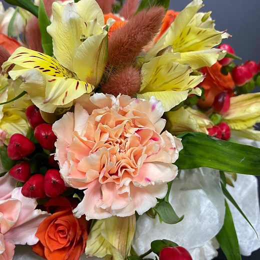 Букет в коробке с кустовой розой, гвоздикой, альстромерией и гиперикумом с доставкой в Москве