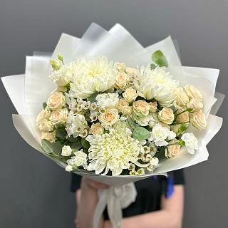 Букет с белой хризантемой, розой и щамелациумом