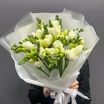 Монобукет из 19 белых фрезий 