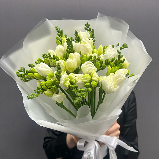Монобукет из 19 белых фрезий  с доставкой в Москве