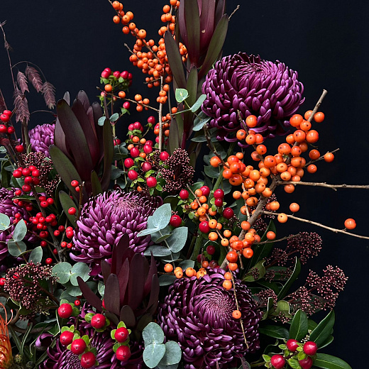 Сезонная композиция в тыкве с хризантемами Бигуди, илексом и экзотикой  по лучшей цене в Москве Сезонная композиция в тыкве с хризантемами Бигуди, илексом и экзотикой  с доставкой в Москве