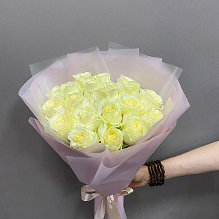 Белые розы в упаковке, 19 штук ( 50 см )