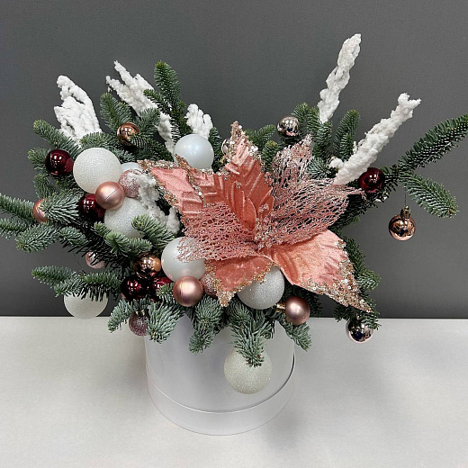 Новогодняя композиция с нобилисом и декором из искуственной пуансетии с доставкой в Москве