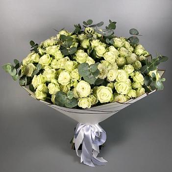 Букет из бело-зеленых кустовых роз и эвкалипта