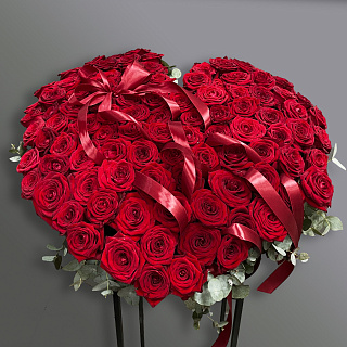 Букет из 101 красной розы Ред Наоми с эвкалиптом в корзине в виде сердца