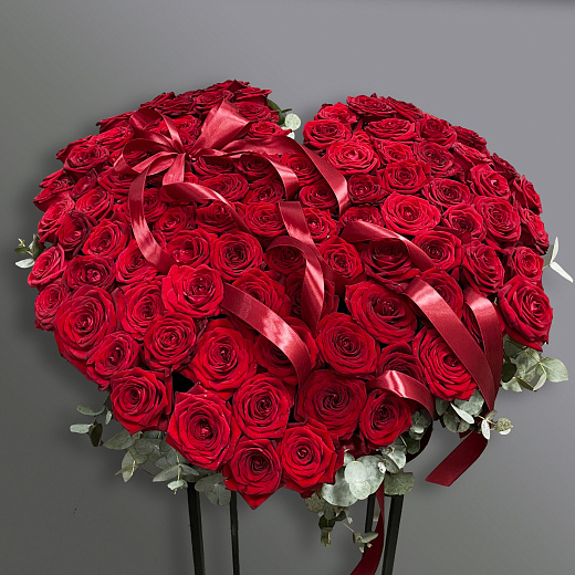 Букет из 101 красной розы Ред Наоми с эвкалиптом в корзине в виде сердца с доставкой в Москве