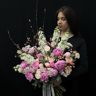 Авторский микс с пионами, маттиолой, латирусом, кустовыми розами и цветущими ветками