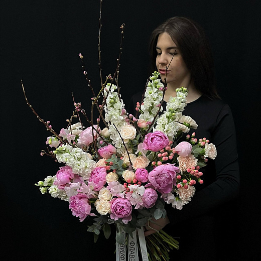 Авторский микс с пионами, маттиолой, латирусом, кустовыми розами и цветущими ветками с доставкой в Москве