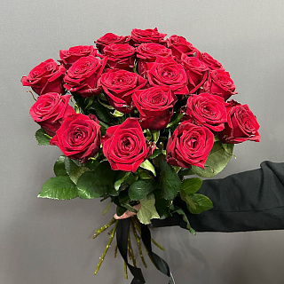 Букет из 20 красных роз под черную ленту