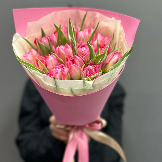 Букет из 15 пионовидных тюльпанов в розовом фоамиране