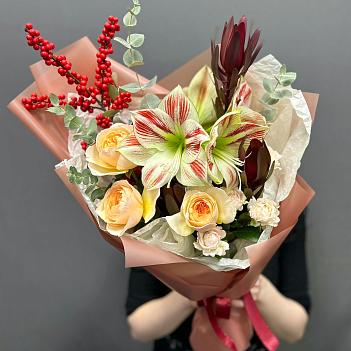 Сезонный букет с красно-белым амариллисом, красным илексом и леукадендроном 