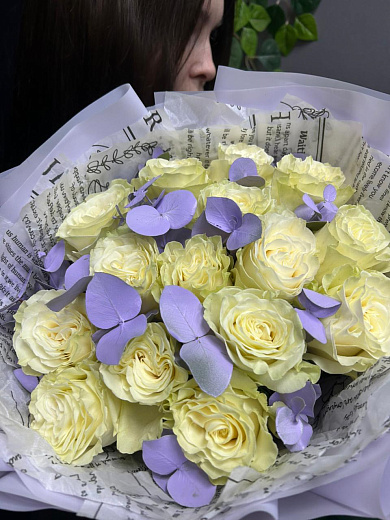 Монобукет из 15 эквадорских белых роз с разноцветным эвкалиптом  с доставкой в Москве