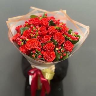 Микс  из 19 роз Эль Торро и красного гиперикума
