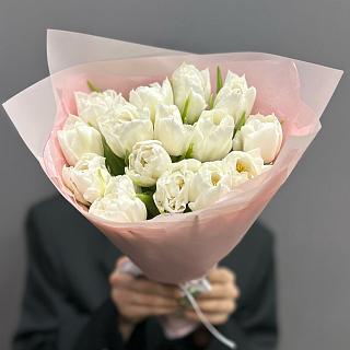 Букет из 15 белых пионовидных тюльпанов в розовой пленке