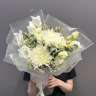 Букет из белых хризантем, гладиолусов , эустомы и лимониума
