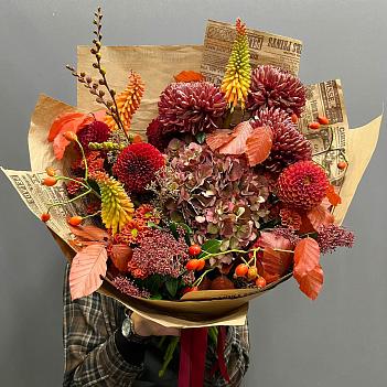 Осенний микс с книфофией, сезонной гортензией, георгинами и хризантемой 