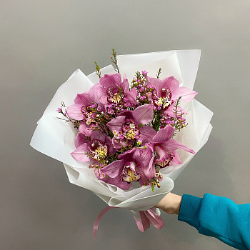 Букет из 7 розовых орхидей и шамелациума