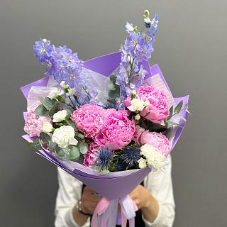 Садовый букет с пионами Сара Беранр, дельфиниумом и кустовой гвоздикой 