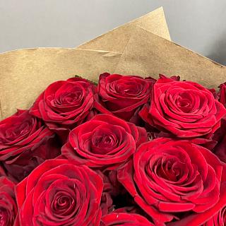 Букет из 25 красных роз в крафте ( 50 см)