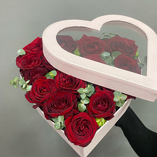 Розовая коробка-сердце с красными розами