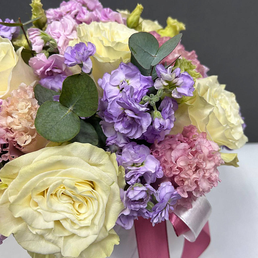 Микс из Эквадорских роз, маттиолы и эустомы в шляпной коробке по лучшей цене в Москве Микс из Эквадорских роз, маттиолы и эустомы в шляпной коробке с доставкой в Москве