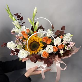 Букет из белых гладиолусов, подсолнуха, кустовых роз и декоративных ягод в сумочке