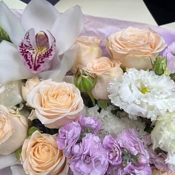 Букет из кустовых роз, маттиолы, эустомы и белых орхидей