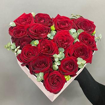 Розовая коробка-сердце с красными розами