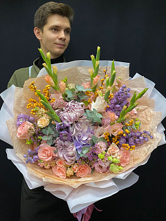 Осенний микс с илексом, сезонной хризатемой гладиолусами и гортензией 