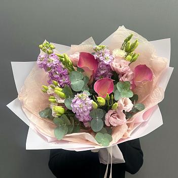 Микс из маттиолы, розовых калл и эустомы