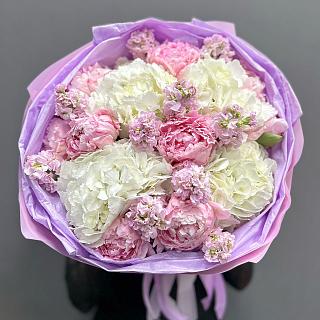 Круглый букет с гортензиями, пионами и маттиолой