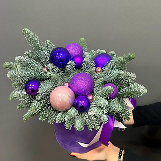 Фиолетовая коробка с новогодним декором