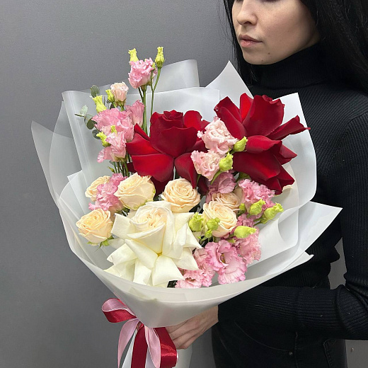 Микс из французских роз, розовой эустомы и кустовой розы с доставкой в Москве