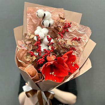 Сезонный букет с красным амариллисом, илексом и хлопком 