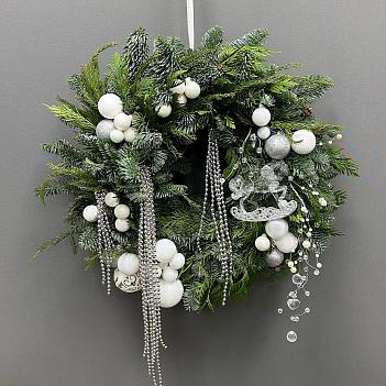 Венок новогодний с белым декором