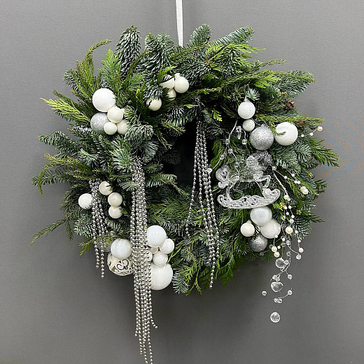 Венок новогодний с белым декором по лучшей цене в Москве Венок новогодний с белым декором с доставкой в Москве