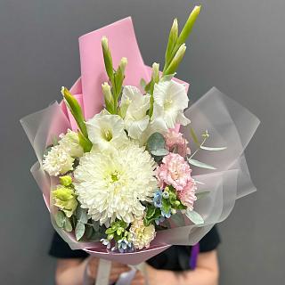 Микс из белых гладиолусов, хризантемы, эустомы и оксипеталлума