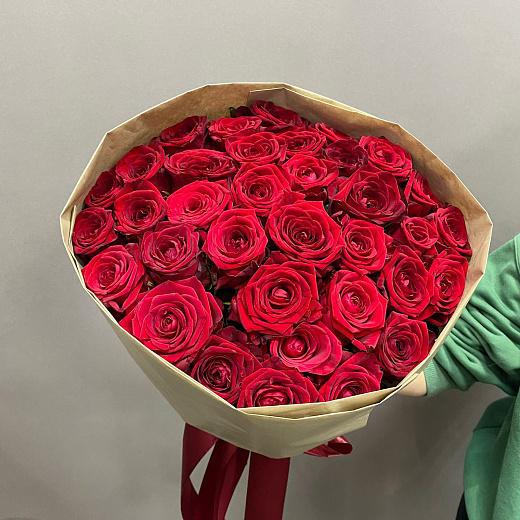 Букет из 35 красных роз в крафте