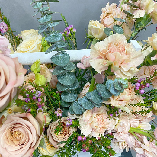 Букет из роз, эустом, маттиолы и гвоздик в белом деревянном ящике