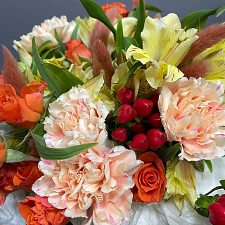 Букет в коробке с кустовой розой, гвоздикой, альстромерией и гиперикумом