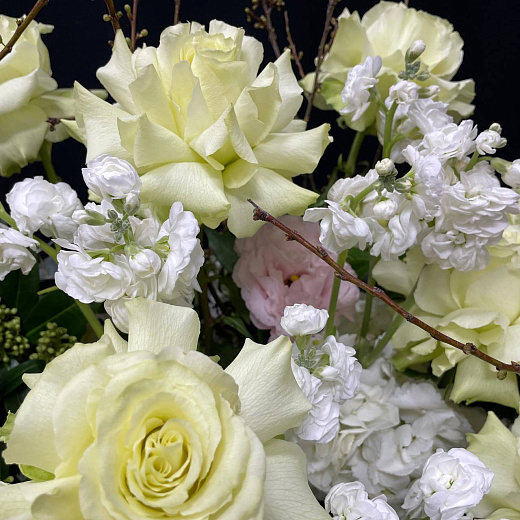 Композиция в шляпной коробке из французских роз, маттиолы, эустомы, гортензиий, скимии и цветущих веток по лучшей цене в Москве Композиция в шляпной коробке из французских роз, маттиолы, эустомы, гортензиий, скимии и цветущих веток с доставкой в Москве