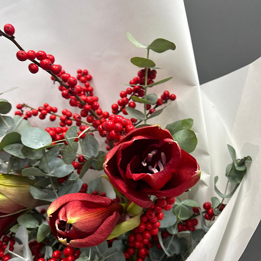 Букет из 3 красных амариллисов с илексом и эвкалиптом с доставкой в Москве